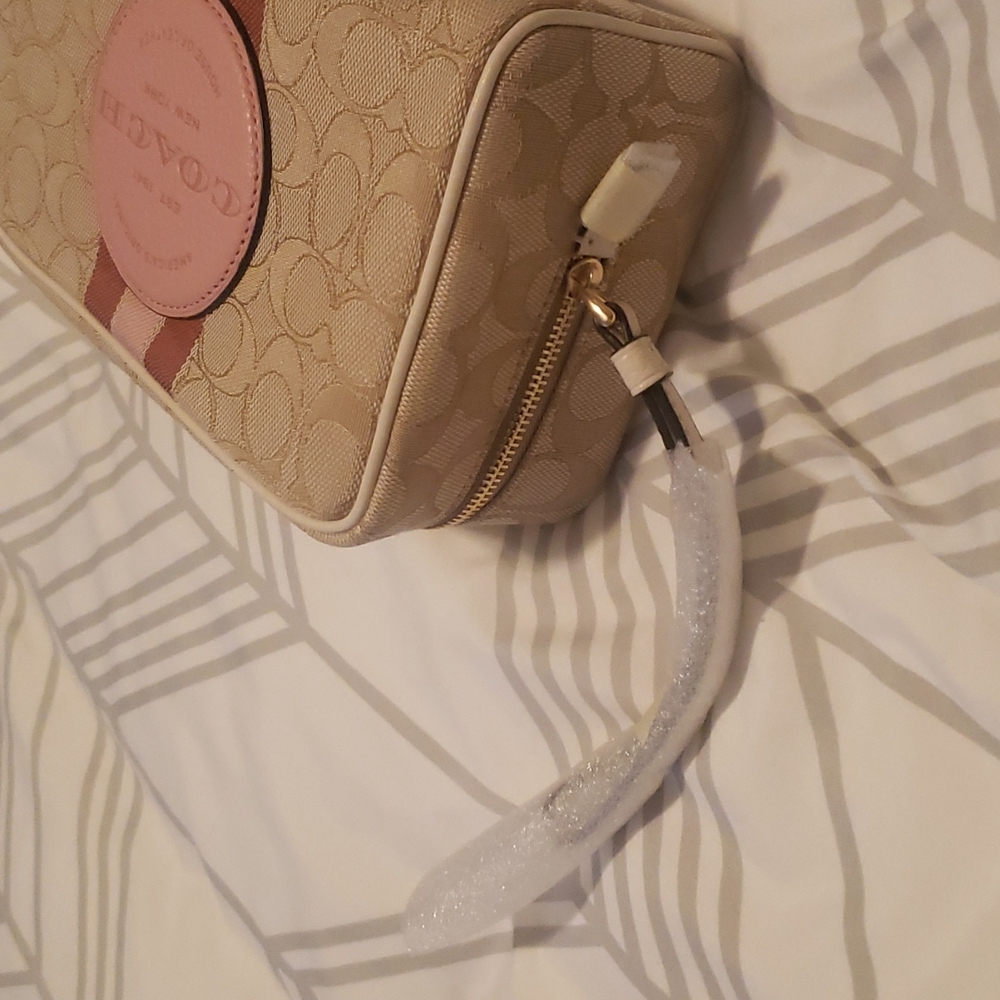 NWT Coach cosmetic bad - Picture 3 of 8
